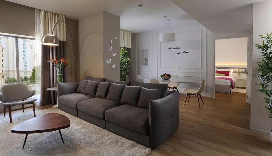 Отель Ramada Hotel & Suites by Wyndham JBR 4* в Дубаи: Просторные номера , Бассейн , Детская площадка , Шведский стол , Конференц-зал,