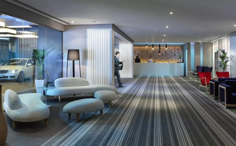 Отель Ramada Hotel & Suites by Wyndham JBR 4* в Дубаи: Просторные номера , Бассейн , Детская площадка , Шведский стол , Конференц-зал,