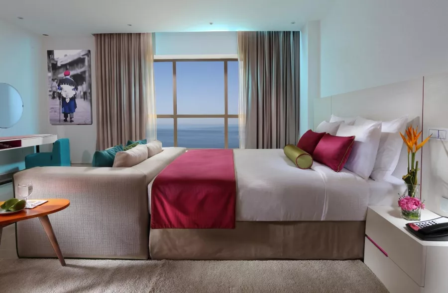 Отель Ramada Hotel & Suites by Wyndham JBR 4* в Дубаи: Просторные номера , Бассейн , Детская площадка , Шведский стол , Конференц-зал,