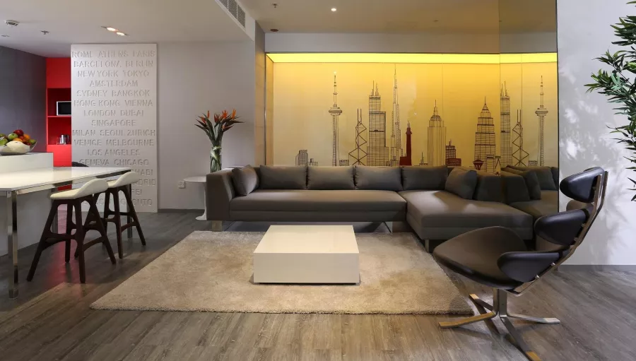 Отель Ramada Hotel & Suites by Wyndham JBR 4* в Дубаи: Просторные номера , Бассейн , Детская площадка , Шведский стол , Конференц-зал,