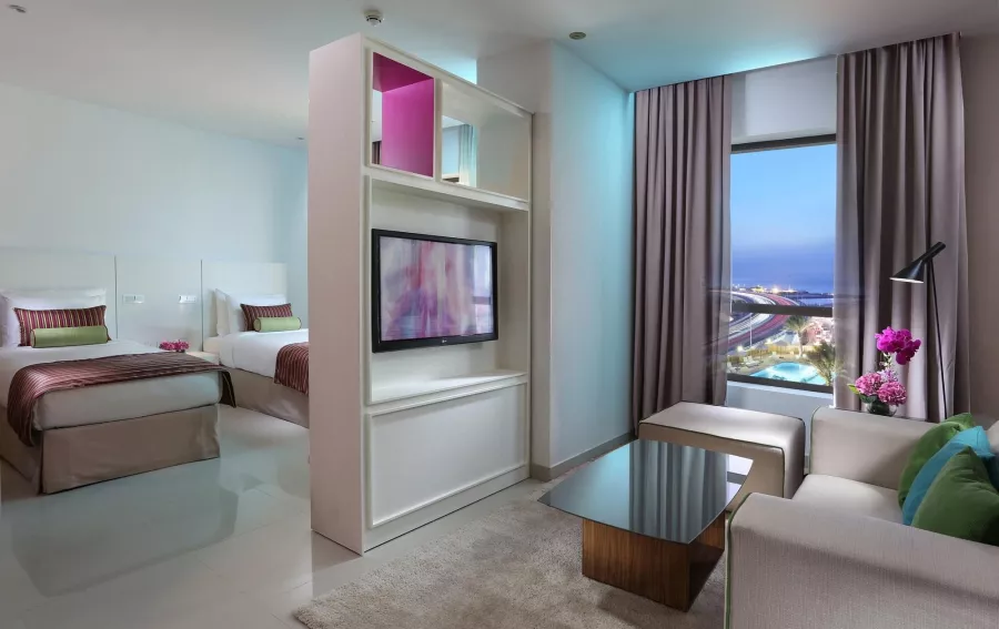 Отель Ramada Hotel & Suites by Wyndham JBR 4* в Дубаи: Просторные номера , Бассейн , Детская площадка , Шведский стол , Конференц-зал,