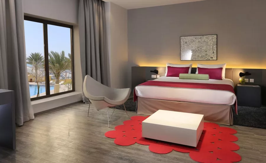 Отель Ramada Hotel & Suites by Wyndham JBR 4* в Дубаи: Просторные номера , Бассейн , Детская площадка , Шведский стол , Конференц-зал,