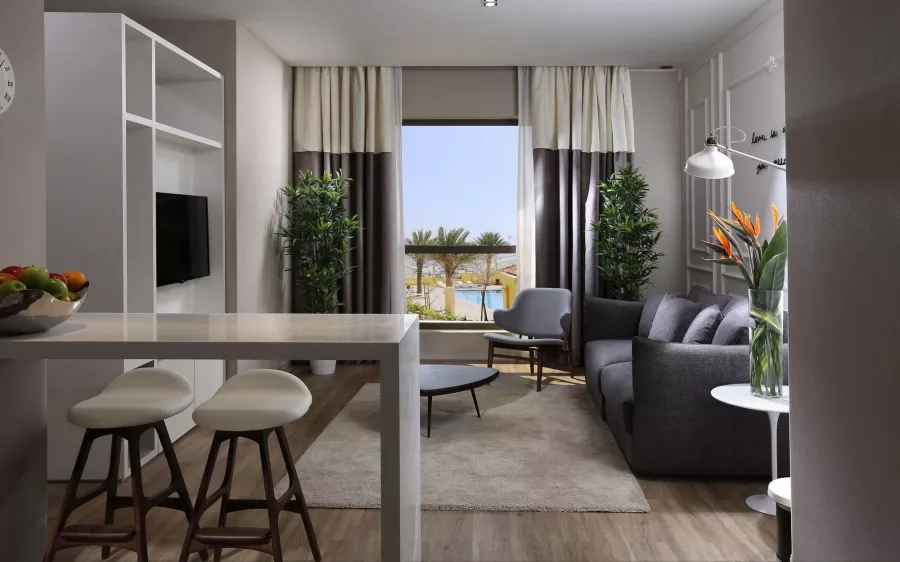 Отель Ramada Hotel & Suites by Wyndham JBR 4* в Дубаи: Просторные номера , Бассейн , Детская площадка , Шведский стол , Конференц-зал,