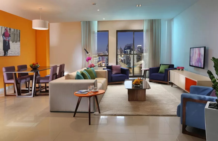 Отель Ramada Hotel & Suites by Wyndham JBR 4* в Дубаи: Просторные номера , Бассейн , Детская площадка , Шведский стол , Конференц-зал,