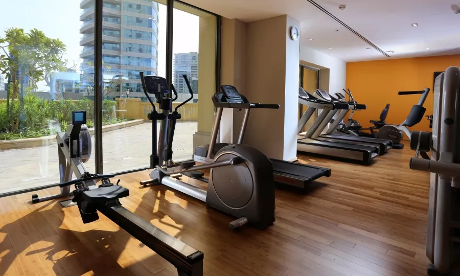 Отель Ramada Hotel & Suites by Wyndham JBR 4* в Дубаи: Просторные номера , Бассейн , Детская площадка , Шведский стол , Конференц-зал,