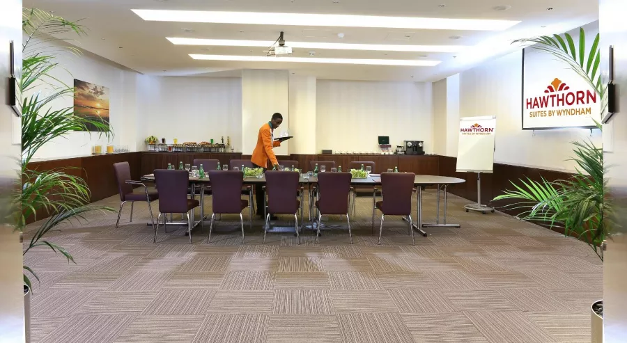 Отель Ramada Hotel & Suites by Wyndham JBR 4* в Дубаи: Просторные номера , Бассейн , Детская площадка , Шведский стол , Конференц-зал,