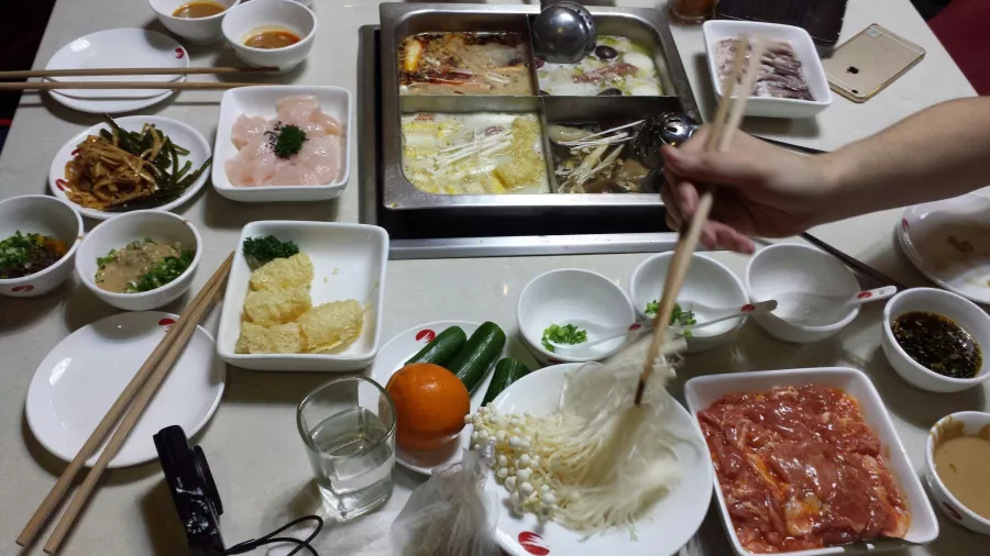 Ресторан BeiJing Haidilao Hot Pot (Wangfujing) в Пекине: Ресторан, Кафе, Классическая кухня, Китайская кухня, Сычуаньская кухня, Доставка,