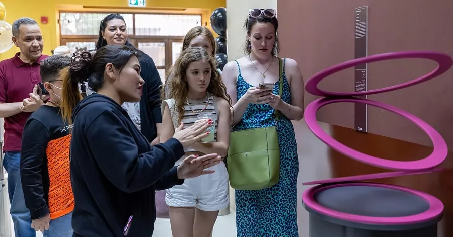 Музей иллюзий The Museum of Illusions Dubai в Дубаи: Мир иллюзий , Голограммы , Оптические иллюзии , Вихревой туннель , Логические игры ,