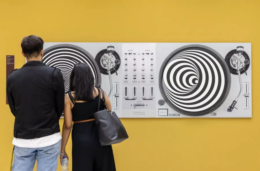 Музей иллюзий The Museum of Illusions Dubai в Дубаи: Мир иллюзий , Голограммы , Оптические иллюзии , Вихревой туннель , Логические игры ,