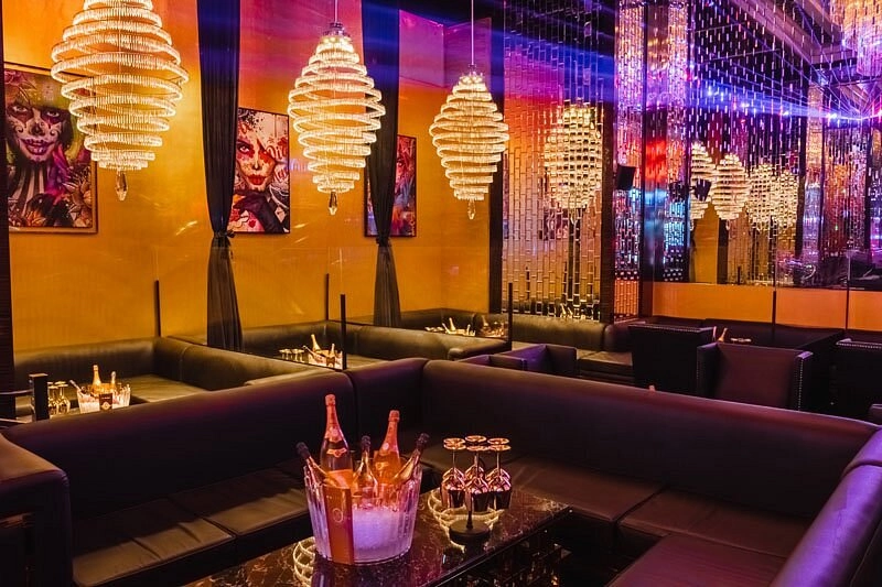 Клуб The Office Dubai – Elite lounge в Дубаи: Элитный клуб , Огненное шоу , Шоу барменов , Танцпол, Вечеринки ,