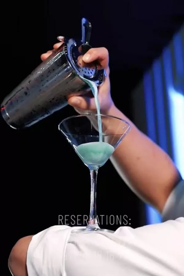 Клуб The Office Dubai – Elite lounge в Дубаи: Элитный клуб , Огненное шоу , Шоу барменов , Танцпол, Вечеринки ,