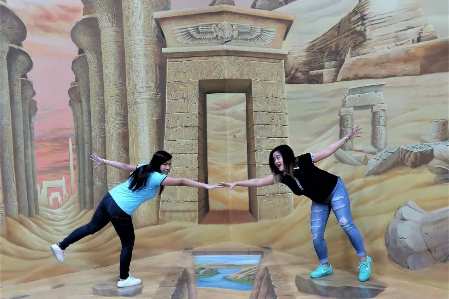 Музей 3D World Dubai, Trick-Art Selfie Museum в Дубаи: Оптические иллюзии , Интерактивная галлерея , Трехмерное искусство , Художественный музей ,