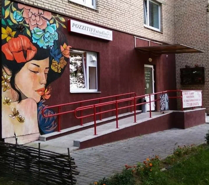 Салон красоты Позитив студия в Минске: Детская стрижка, Стрижка бороды, Ботокс волос, Наращивание акрилом, Наращивание гелем, Аппаратный маникюр, Мужской маникюр, Дизайн ногтей,