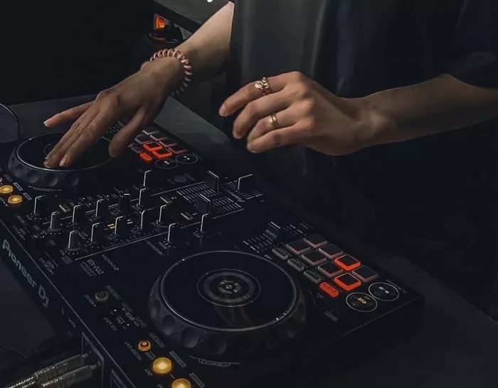 Профессиональная школа диджеинга DJ PLACE  в  Санкт-Петербурге