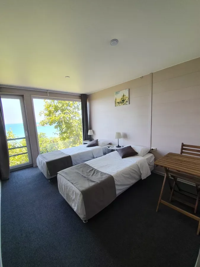 Отель Grey House в Туапсе: Можно с животными, Отель, Кондиционер в номерах, Хранение багажа, Бассейн, Парковка, Детский уголок,