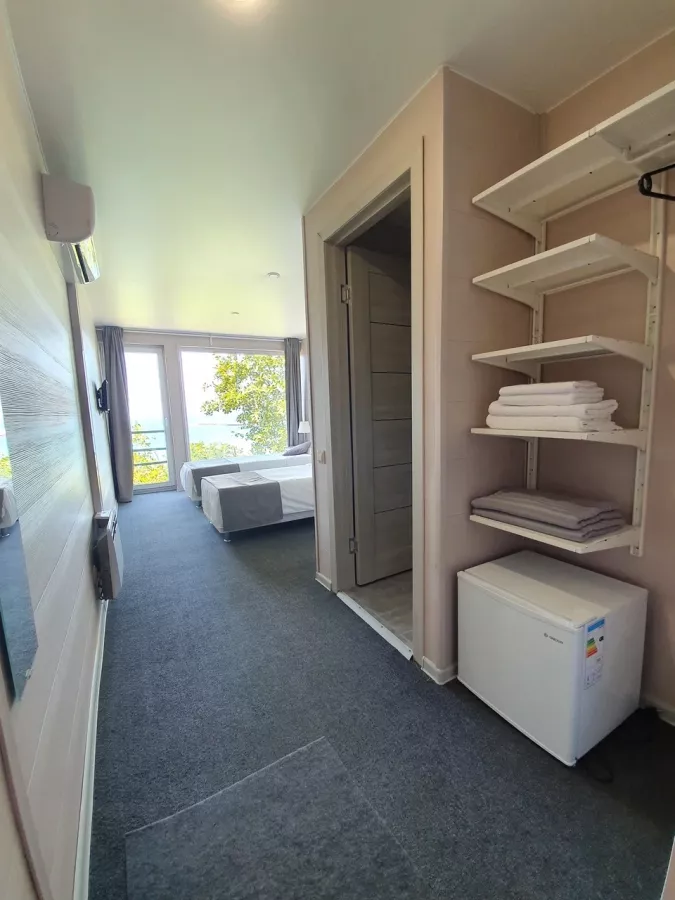 Отель Grey House в Туапсе: Можно с животными, Отель, Кондиционер в номерах, Хранение багажа, Бассейн, Парковка, Детский уголок,