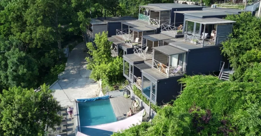 Отель Grey House в Туапсе: Можно с животными, Отель, Кондиционер в номерах, Хранение багажа, Бассейн, Парковка, Детский уголок,
