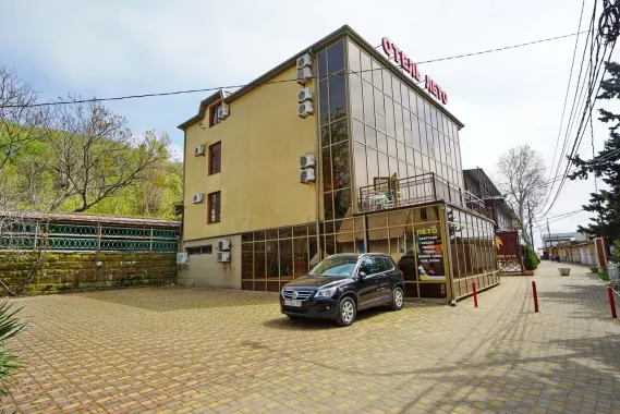 Гостиница "Лето".