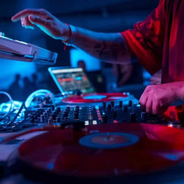 Школа диджеинга DeejaysCool в Нижнем Новгороде: Творческое Пространство, Индивидуальные Занятия, DJ, Beat Juggling, Скретчинг, Аренда Оборудования,
