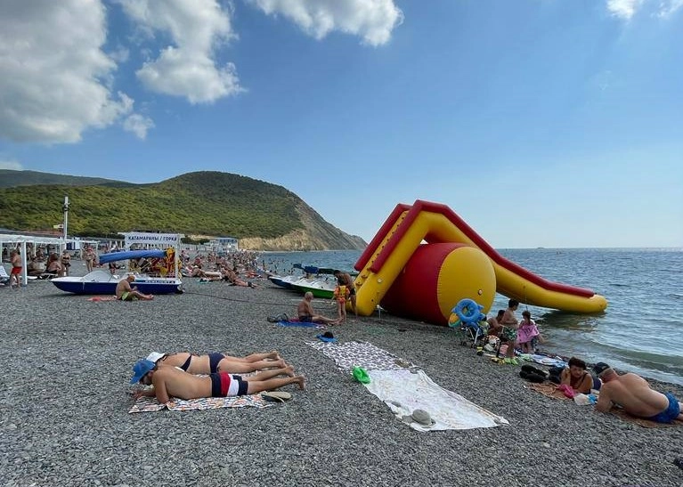 Общественный пляж Сукко Аквамарин в Анапе: Черное Море, Пляжи Анапа , Прокат Гидроскутера , Батут для Детей , Бунгало, Шезлонг, Массаж на Море, Пиллинг Рыбками , Водный Велосипед , Плетение Афрокос,