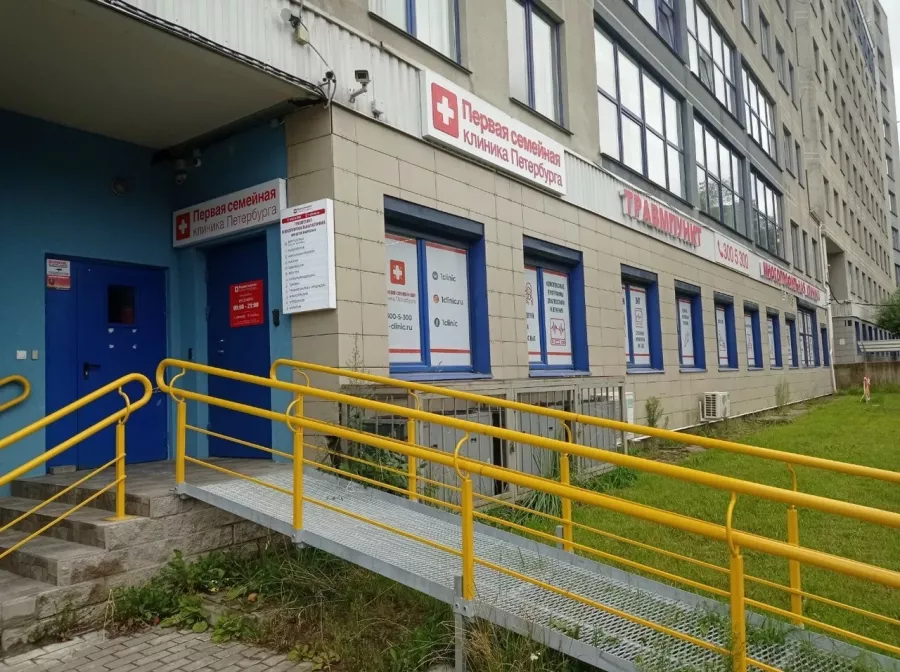 Первая семейная клиника Петербурга на Коломяжском в Санкт-Петербурге: Клиника, Терапевт, Педиатр, Детская Клиника, Трамвпункт, Травматолог,
