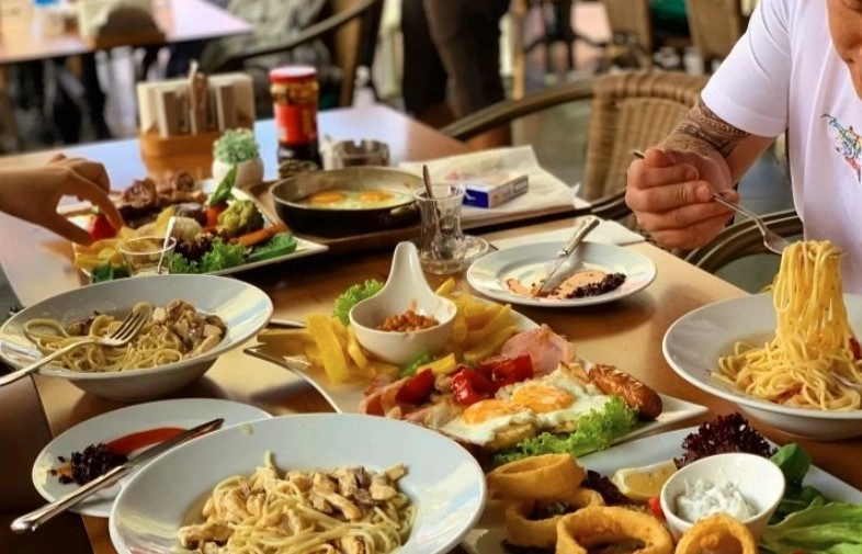 Кафе и ресторан Meydan в Каше: Ресторан, Кафе, Вкусно, Чилим, Атмосфера, Напитки,