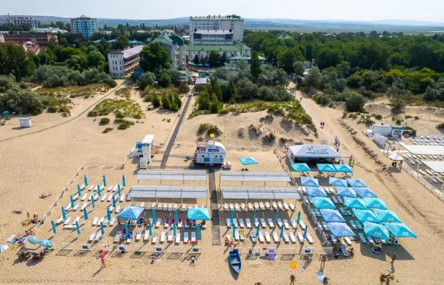 Пляж Кристалл Уют в Анапе: Пляжи Анапы , Черное Море , Песчаный Пляж , Спасательный Пост, Шезлонг , Волейбольная Площадка ,