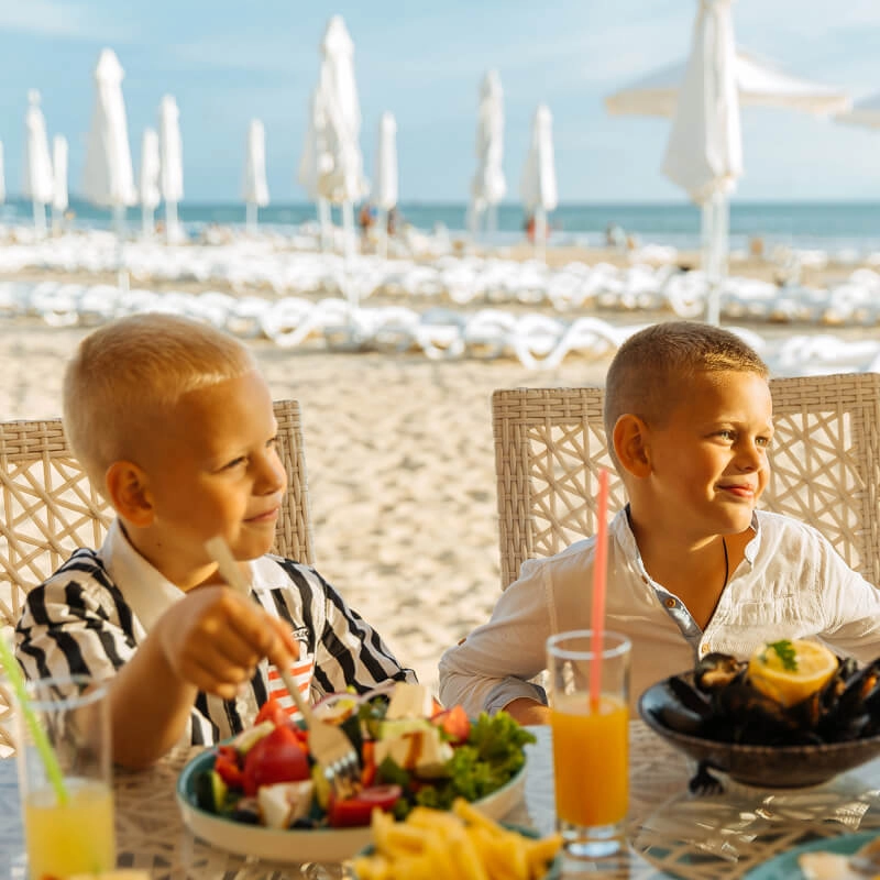 Miracleon beach (Мираклеон пляж) в Анапе: Черное Море, Пляжи Анапы , Шезлонг, food, Песчаный Пляж , Душ на Пляже , Детская площадка,