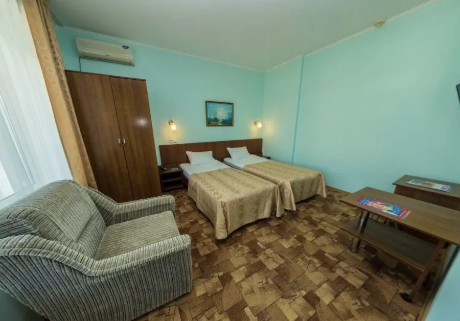 Курортный отель Ява в Анапе: Курортный отель, Зелёная территория, Бассейн, Спорт площадка, Летняя терраса,