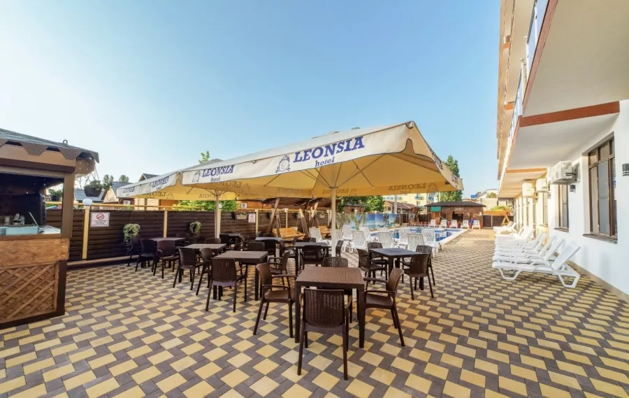 Отель Leonsia Family Hotel в Анапе: Отель, Дельфинарий , Парк аттракционов , Бассейн , Парк водных аттракционов,