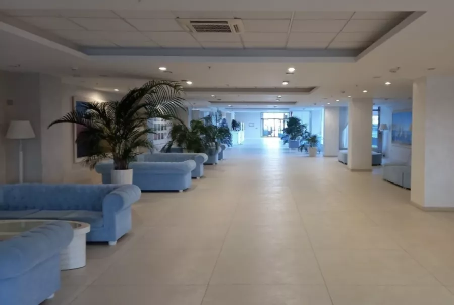 Гостиница Hovel apartments в Анапе: Апартамент , Семейный отдых , Бассейн , Бар, Тренажёрный зал ,