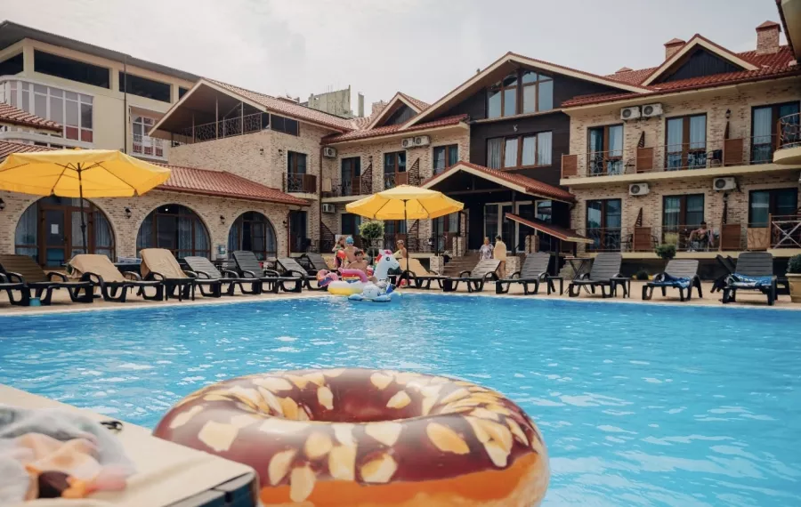 Гостиница Абрикос garden hotel в Анапе: Отель, Семейный отдых , Бассейн , Бар, Детская площадка ,