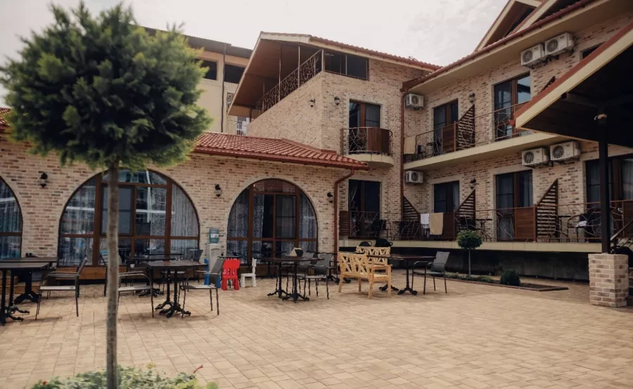 Гостиница Абрикос garden hotel в Анапе: Отель, Семейный отдых , Бассейн , Бар, Детская площадка ,