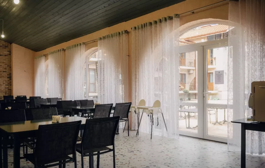 Гостиница Абрикос garden hotel в Анапе: Отель, Семейный отдых , Бассейн , Бар, Детская площадка ,