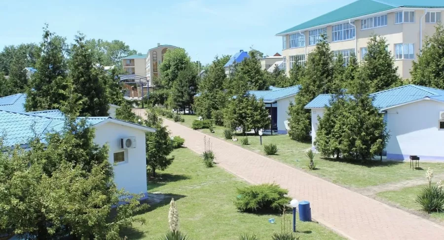 Гостиничный комплекс Олимпийская деревня в Анапе: Гостиничный комплекс , Семейный отдых , Пляж, Детская площадка , Мангал ,