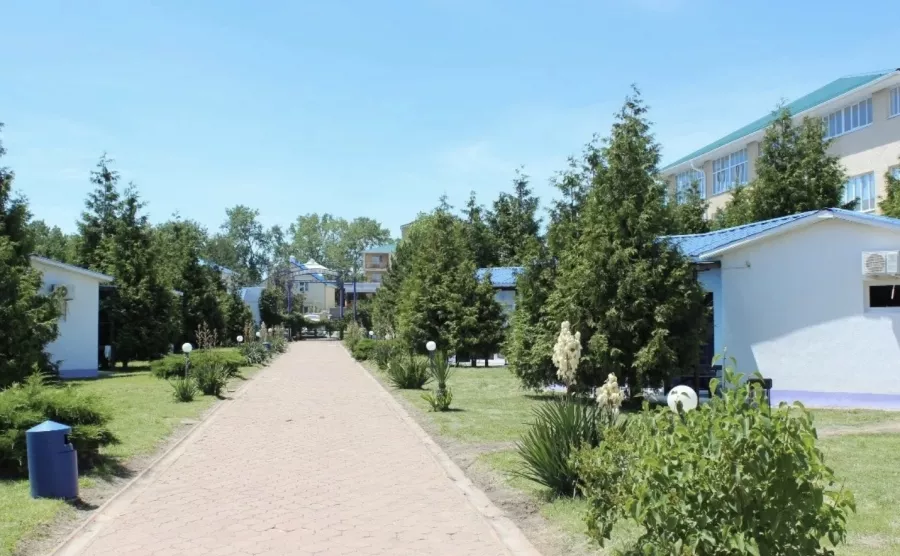 Гостиничный комплекс Олимпийская деревня в Анапе: Гостиничный комплекс , Семейный отдых , Пляж, Детская площадка , Мангал ,