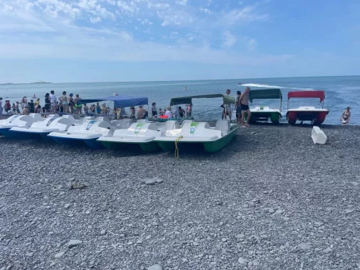 Прокат водных велосипедов с теневым навесом