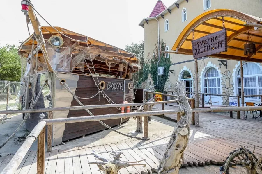 Кафе Таверна Посейдона в Тамани: Кафе, Доставка, Европейская кухня, Картофель-фри, Бильярд, Летняя веранда, Бургеры,