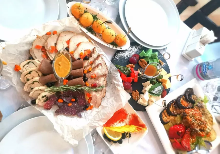Кафе Таверна Посейдона в Тамани: Кафе, Доставка, Европейская кухня, Картофель-фри, Бильярд, Летняя веранда, Бургеры,
