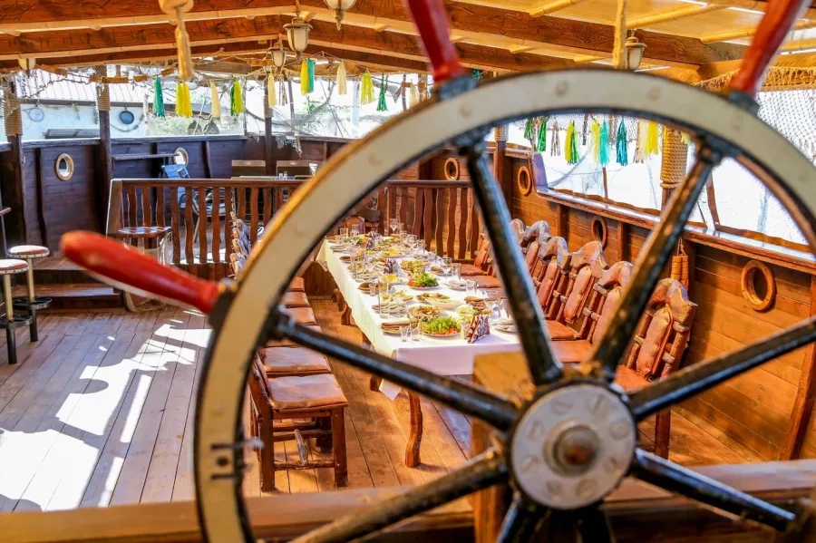 Кафе Таверна Посейдона в Тамани: Кафе, Доставка, Европейская кухня, Картофель-фри, Бильярд, Летняя веранда, Бургеры,