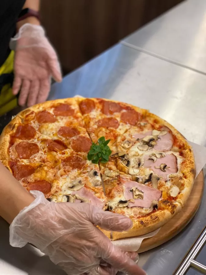 Пиццерия Pomodoro в Тамани: Пиццерия, Японская кухня, Спортивные трансляции, Аниматоры, мастер-классы для детей, Доставка, Итальянская кухня, Танцпол,