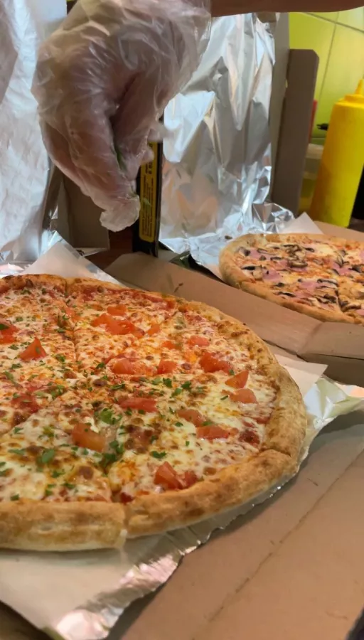 Пиццерия Pomodoro в Тамани: Пиццерия, Японская кухня, Спортивные трансляции, Аниматоры, мастер-классы для детей, Доставка, Итальянская кухня, Танцпол,