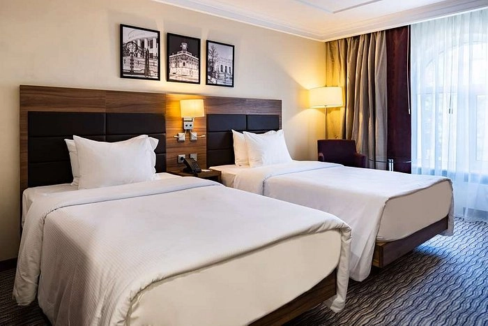 Отель Radisson Hotel в Ульяновске: Люкс Номера, Парковка, Прачечная, Ресторан, Фитнес-центр, Мини-маркет,