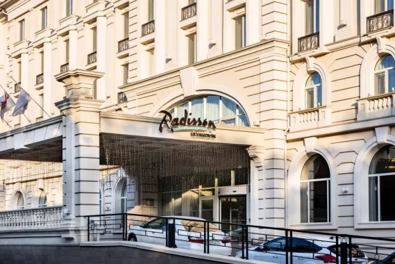 Отель "Radisson Hotel".