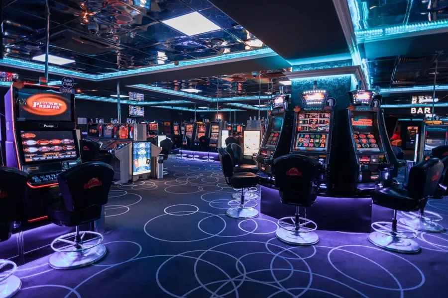 Игорный клуб Maxbet в Минске: Игровые автоматы, Концертный зал, VIP зал, Парковка, Wi-Fi, Оплата картой, Наличный расчёт,