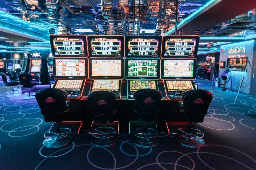 Игорный клуб Maxbet в Минске: Игровые автоматы, Концертный зал, VIP зал, Парковка, Wi-Fi, Оплата картой, Наличный расчёт,