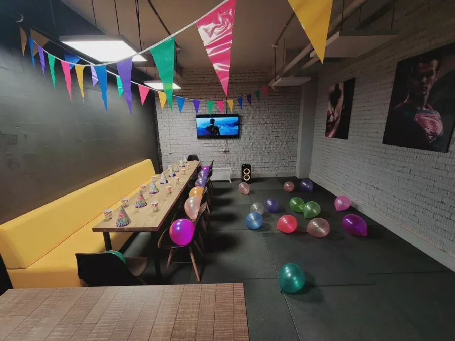 Антикафе PartyMinsk.by на Якуба Коласа в Минске: Оплата картой, Наличный расчёт, Аниматоры, Кафе, Кино с объёмным звуком, Ведущий, Парковка,
