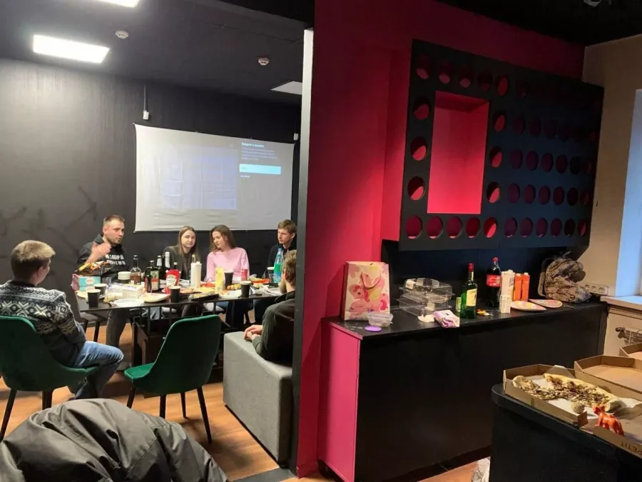 Антикафе PartyMinsk.by на Якуба Коласа в Минске: Оплата картой, Наличный расчёт, Аниматоры, Кафе, Кино с объёмным звуком, Ведущий, Парковка,