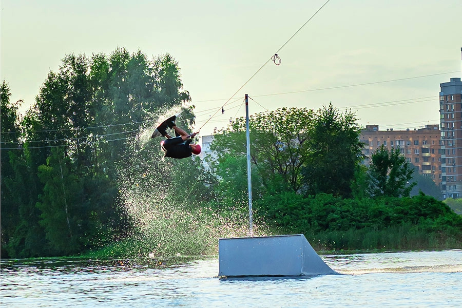 Wake Park Dream Island в Москве: Вейкборд, Аренда Вейкборда, Сноупарк, Электро-тюбинг, Гриль-бар, Чил-зона, Сауна,
