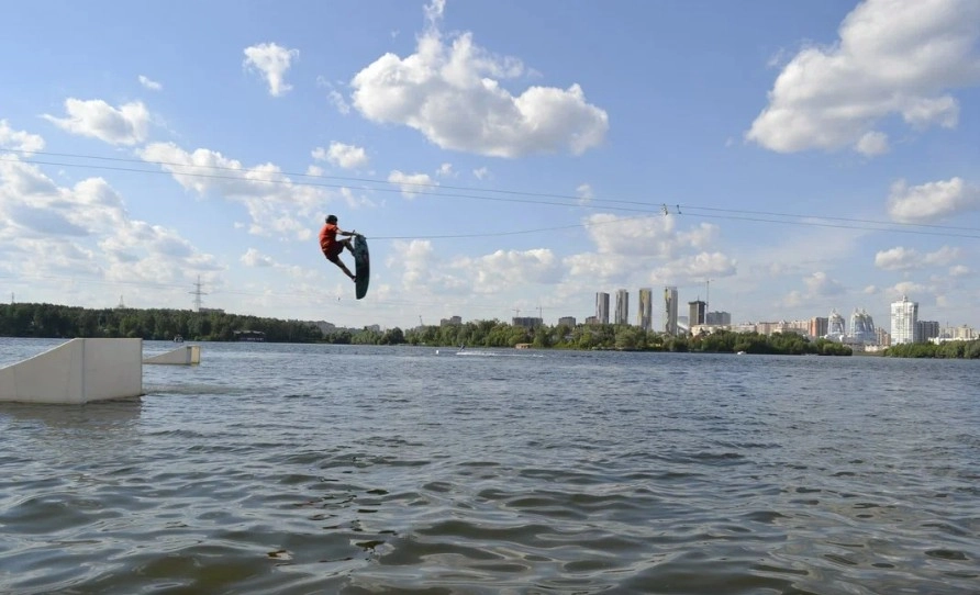 MWake Park Мякинино в Москве: Вейкбординг, Водные Лыжи, Вейкскейты, Ниборды, Монолыжи, Шатры, Беседки,